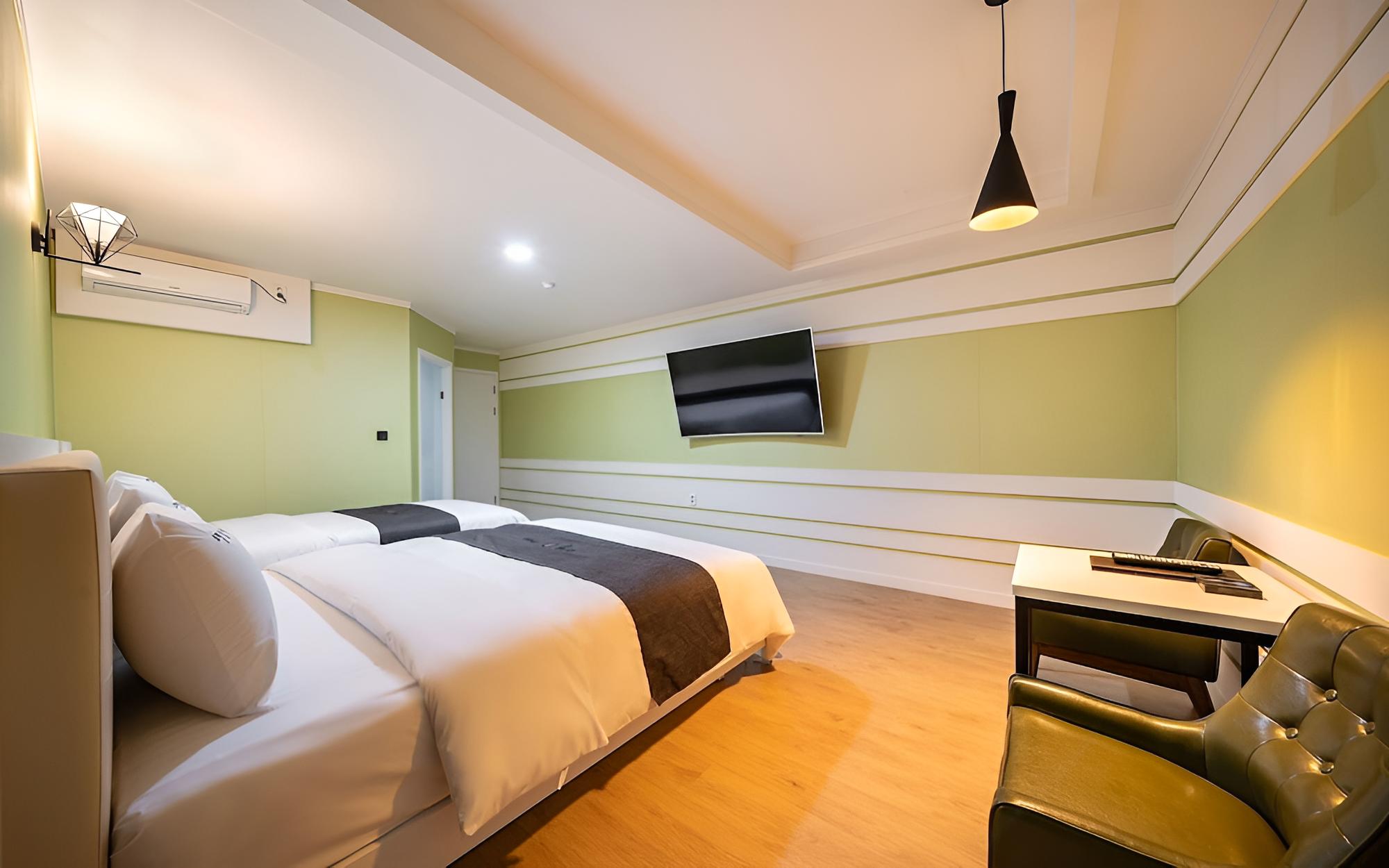 Room (Twin (playable)) - Photo 1