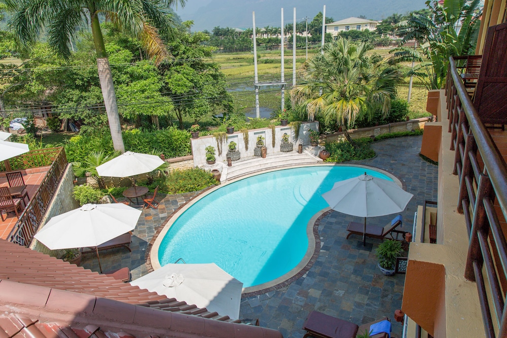 Deluxe Room, 1 Queen Bed, Pool View photo 2