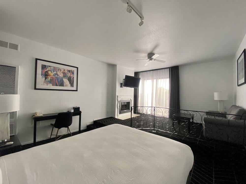 Deluxe Room, 1 Queen Bed, Fireplace & Balcony, Non-Smoking photo 3