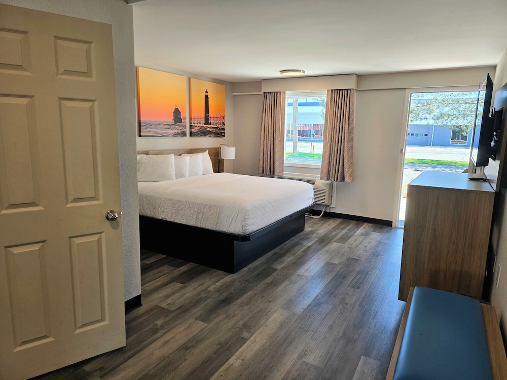 Suite, Multiple Beds, Non Smoking (3 Queen Beds, Bluewater Suite) - Photo 5