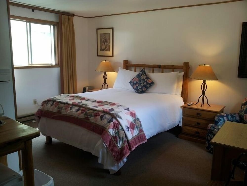 Deluxe Double Room, Private Bathroom (Room 10 - Pet-Friendly)