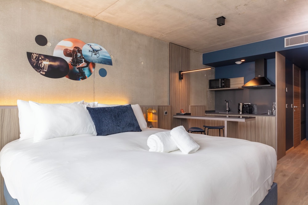 Premium Double or Twin Room, Pool Access photo 3