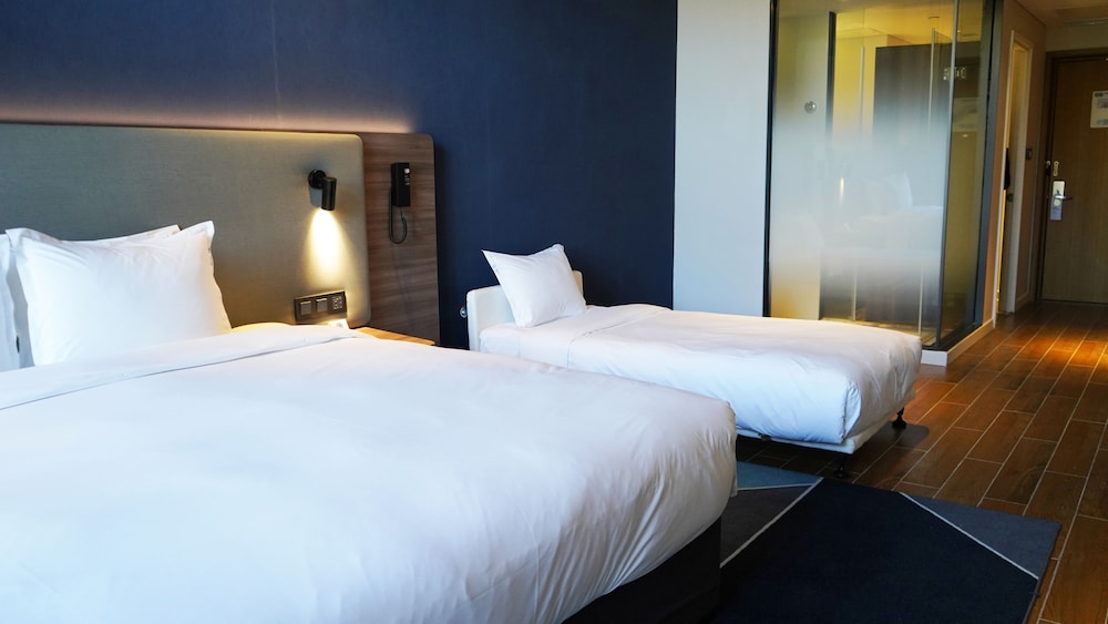 1 King and 1Single Beds Standard - Photo 4