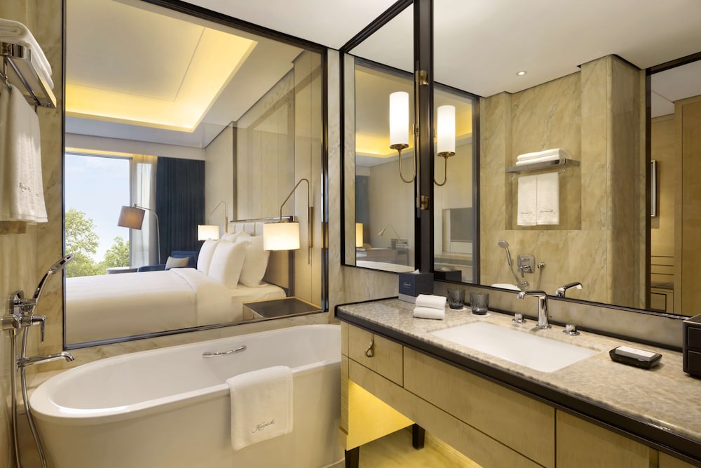 Deluxe Room, 1 King Bed, Garden View (Executive Room) photo 3