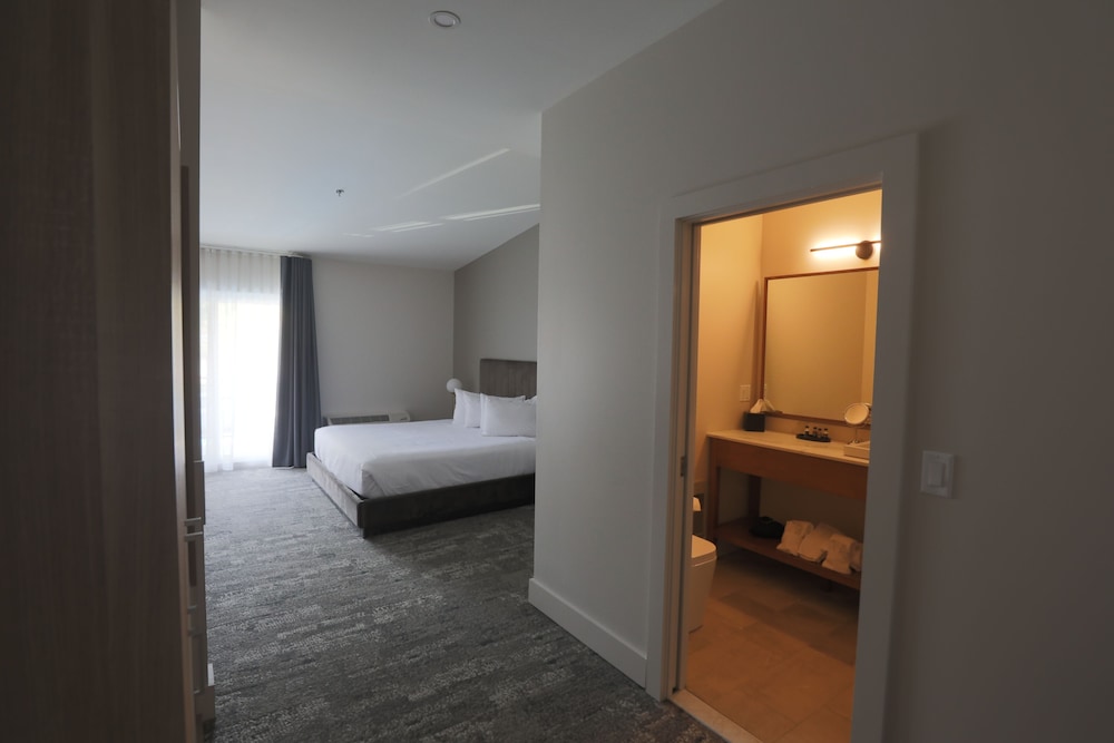 Deluxe Room, 1 King Bed, Balcony, Lakeside photo 2