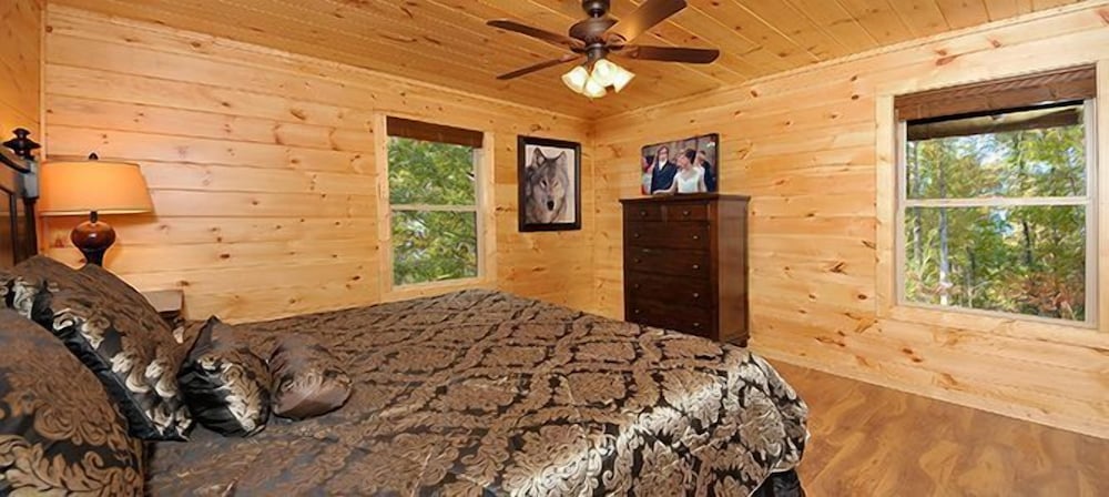 Premier Cabin, 3 Bedrooms, Hot Tub, Valley View (Sleeps up to 8) photo 3