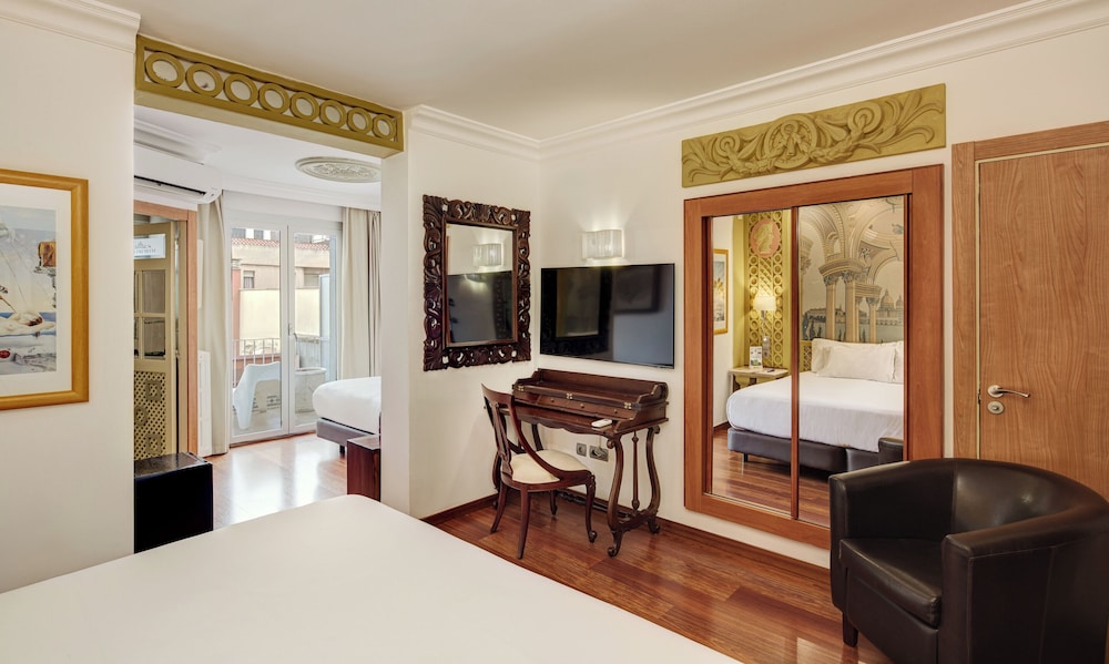Superior Triple Room, Balcony - Photo 1
