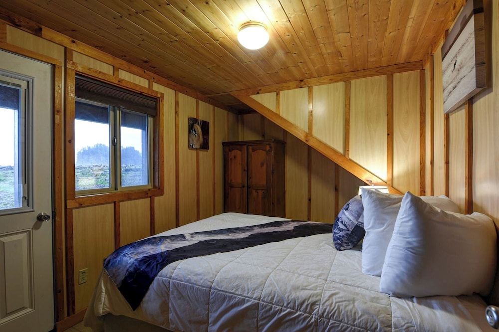 Traditional Cabin, 2 Queen Beds, Ocean View photo 3