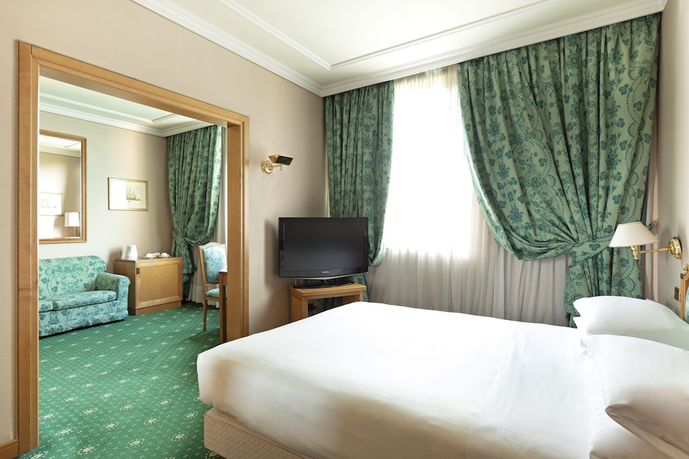 Junior Suite, 1 Queen Bed - Photo 5