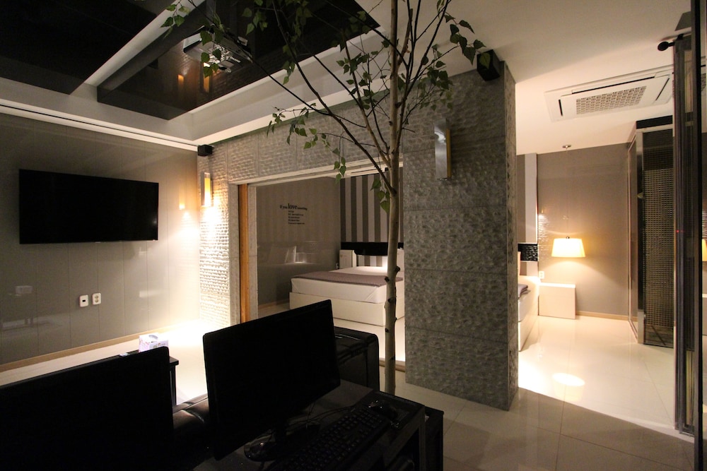 Royal Suite (2beds, Addt’L Fee For Consecutive Ngt) photo 2