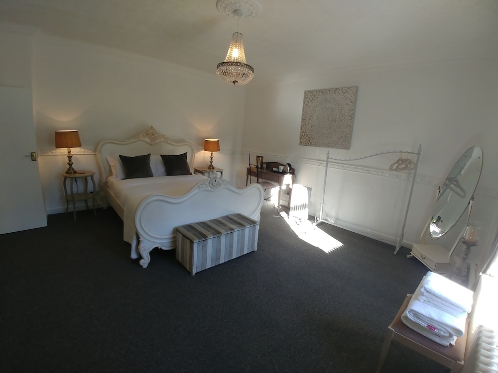 Standard Double Room, 1 King Bed, Non Smoking, Hill View photo 1