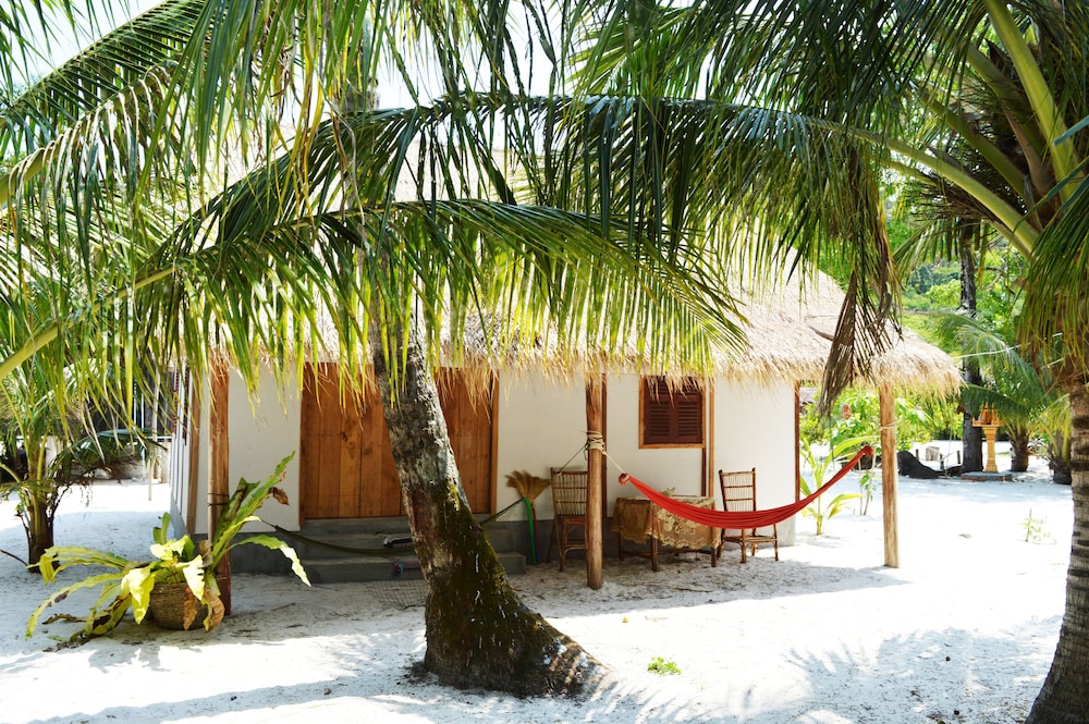 Front Beach Group Bungalow photo 2