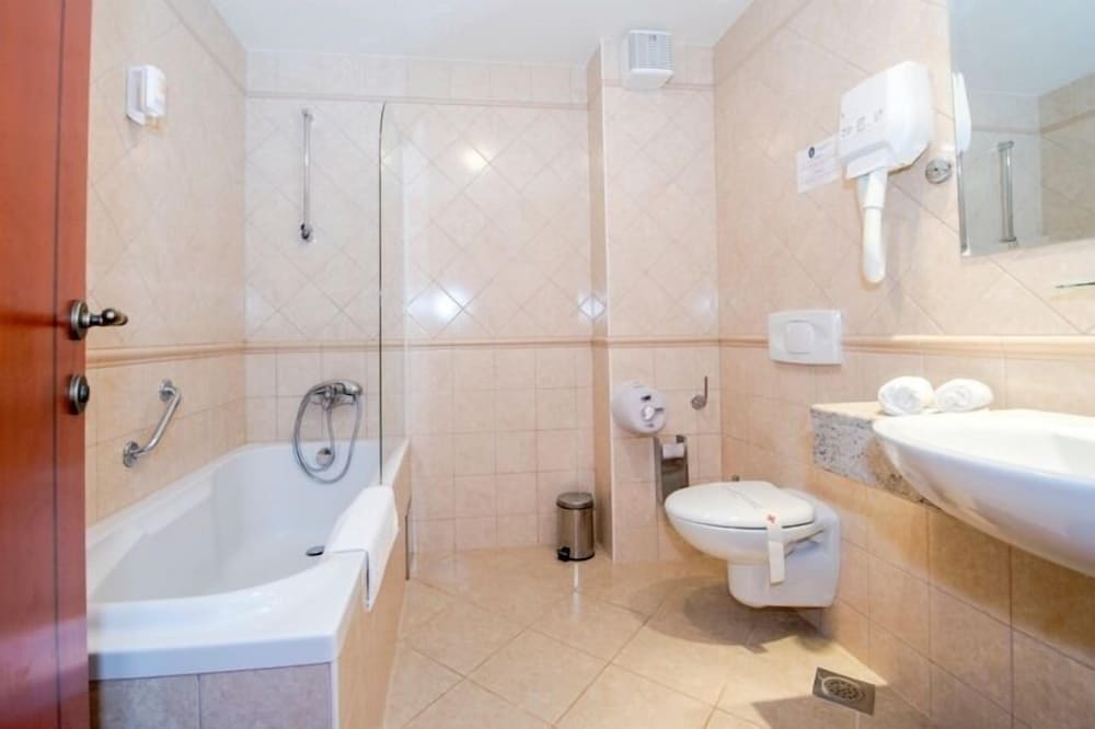 Comfort Double Room, 1 Queen Bed, Non Smoking, Partial Ocean View (with King Bed) photo 2