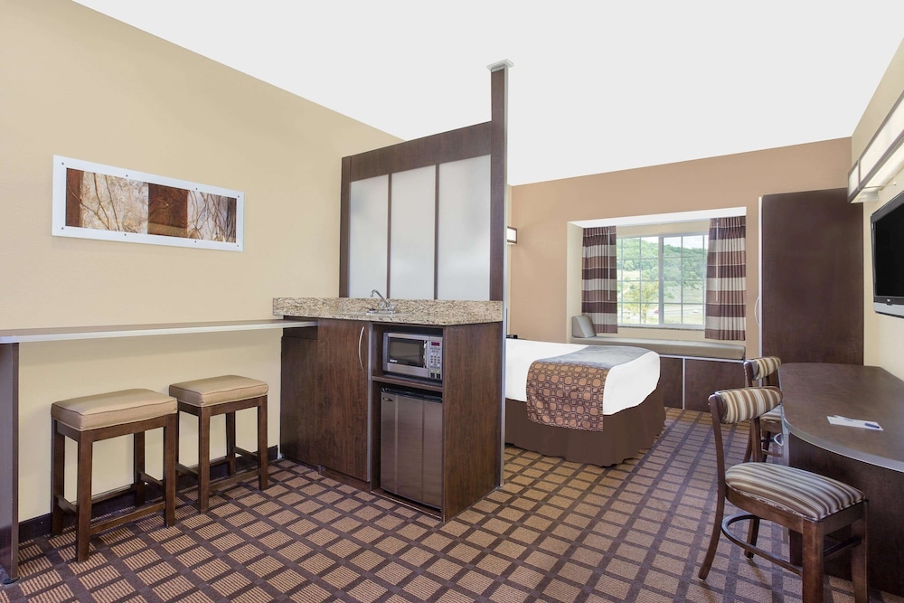 Deluxe Studio Suite, 1 Queen Bed, Non Smoking - Photo 1