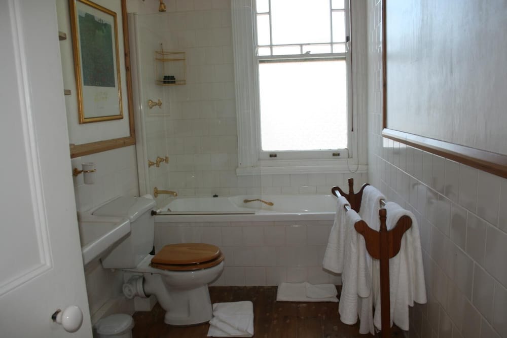 King Bedded Room with Bath/Shower