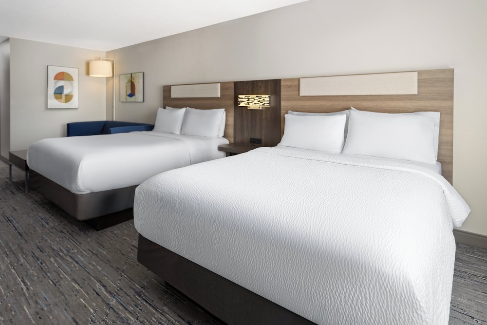 Room, 2 Queen Beds, Accessible Bathtub (Mobility Accessible) - Photo 3