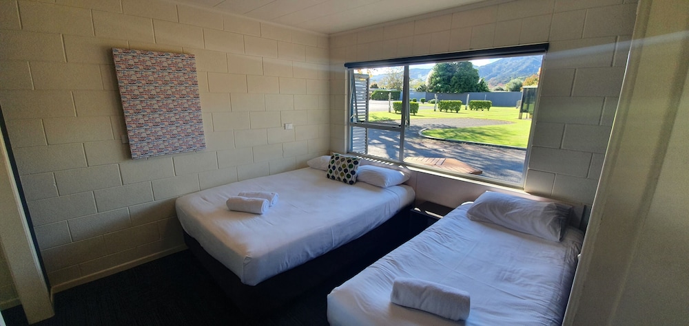 Deluxe Motel One Bedroom photo 2