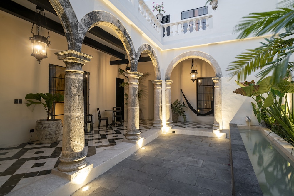 Luxury Room, 2 Queen Beds, Courtyard View, Ground Floor photo 1