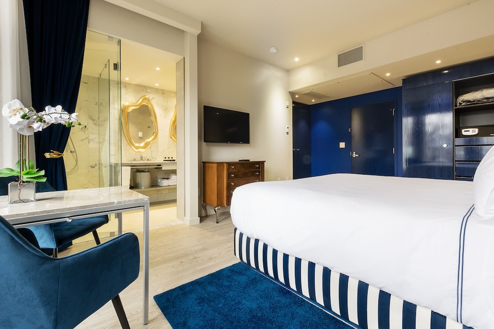Superior Panoramic Room, with bathtub, City View photo 1