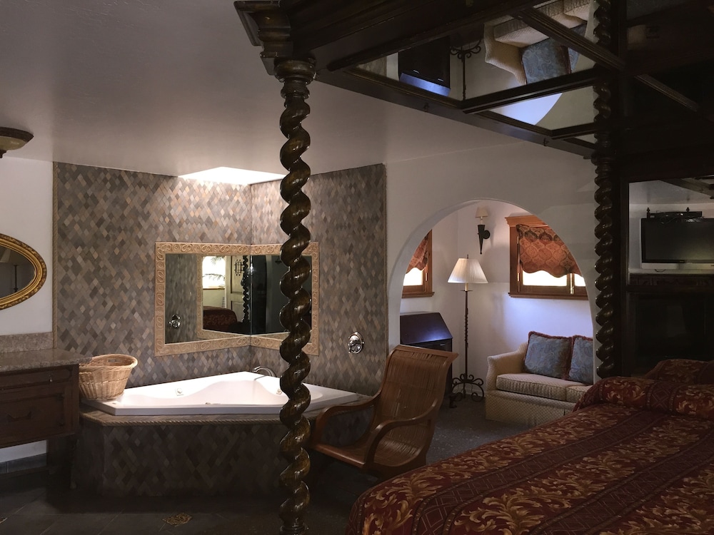 Suite, 1 King Bed and 1 Queen Bed photo 2