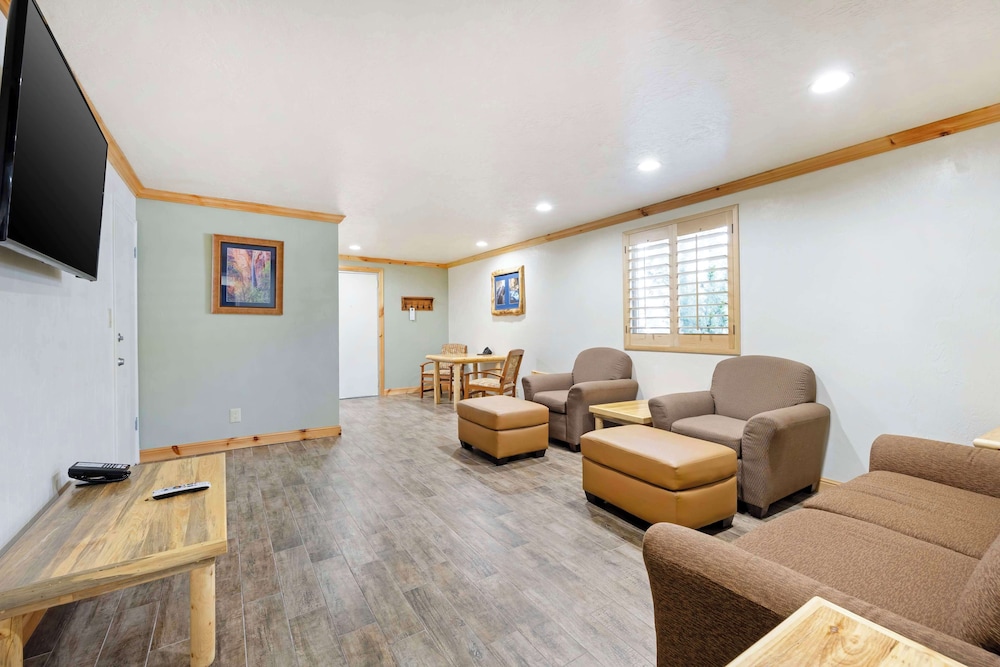 Suite, 1 King Bed, Non Smoking (Walk-in Shower;Separate Living Room) photo 2