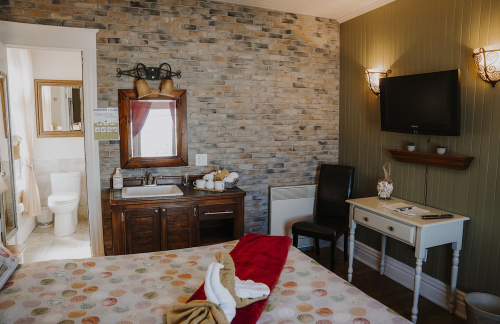 Chambre Classique, 1 grand lit, salle de bains privée, vue océan (La Fleur des sables) photo 2