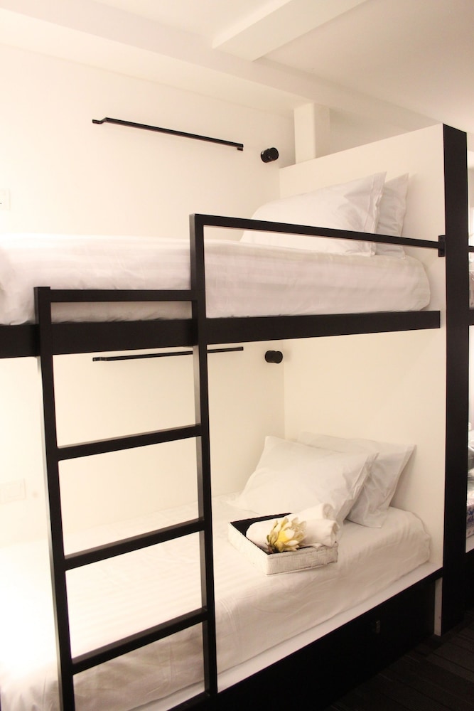 1 Bed in 6-Bed Female Dorm photo 3