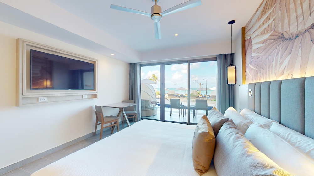 Luxury Presidential Beach Front Swim Out One Bedroom Suite Diamond Club