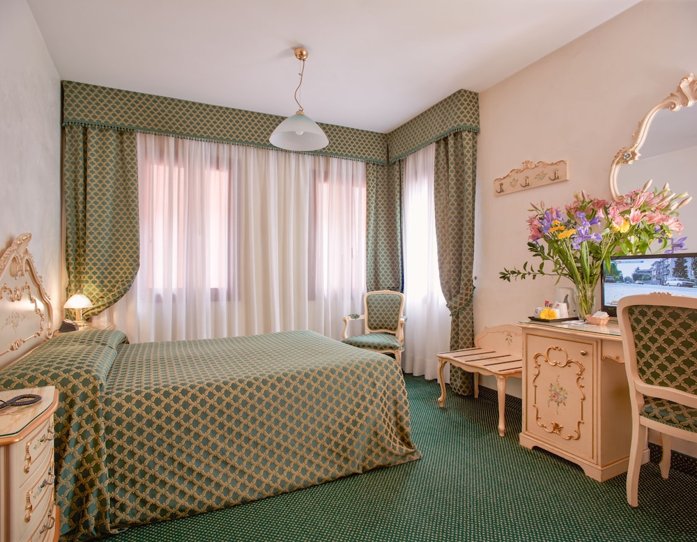 Standard Double or Twin Room photo 1