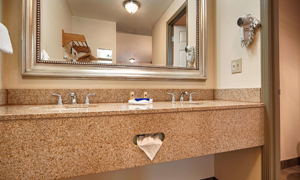 Suite, 1 Queen Bed, Kitchenette, Partial Ocean View (No Pets in room type) photo 3