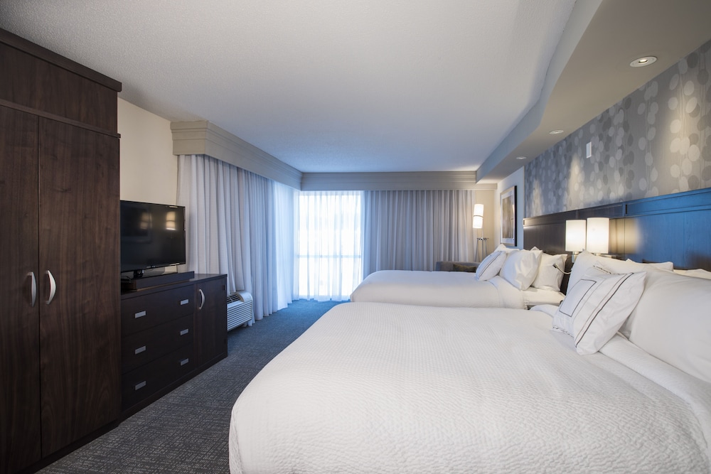 Room, 2 Queen Beds (Mobility/Hearing Access, Roll-In Shwr)
