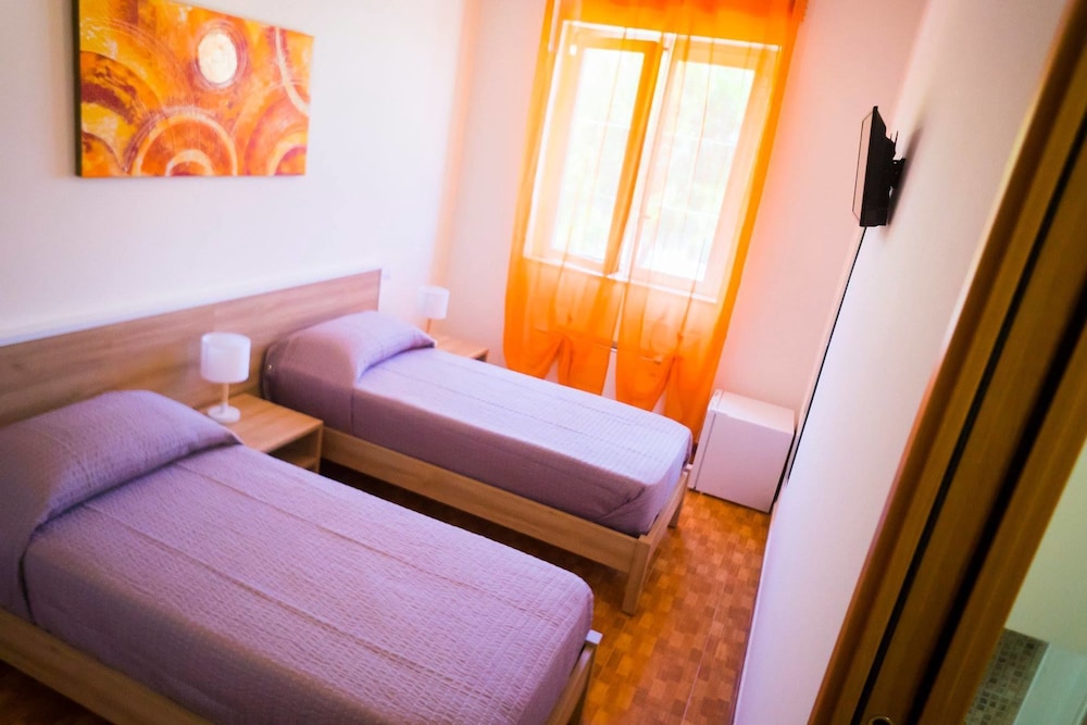 Economy Double or Twin Room, Balcony, Garden View photo 1