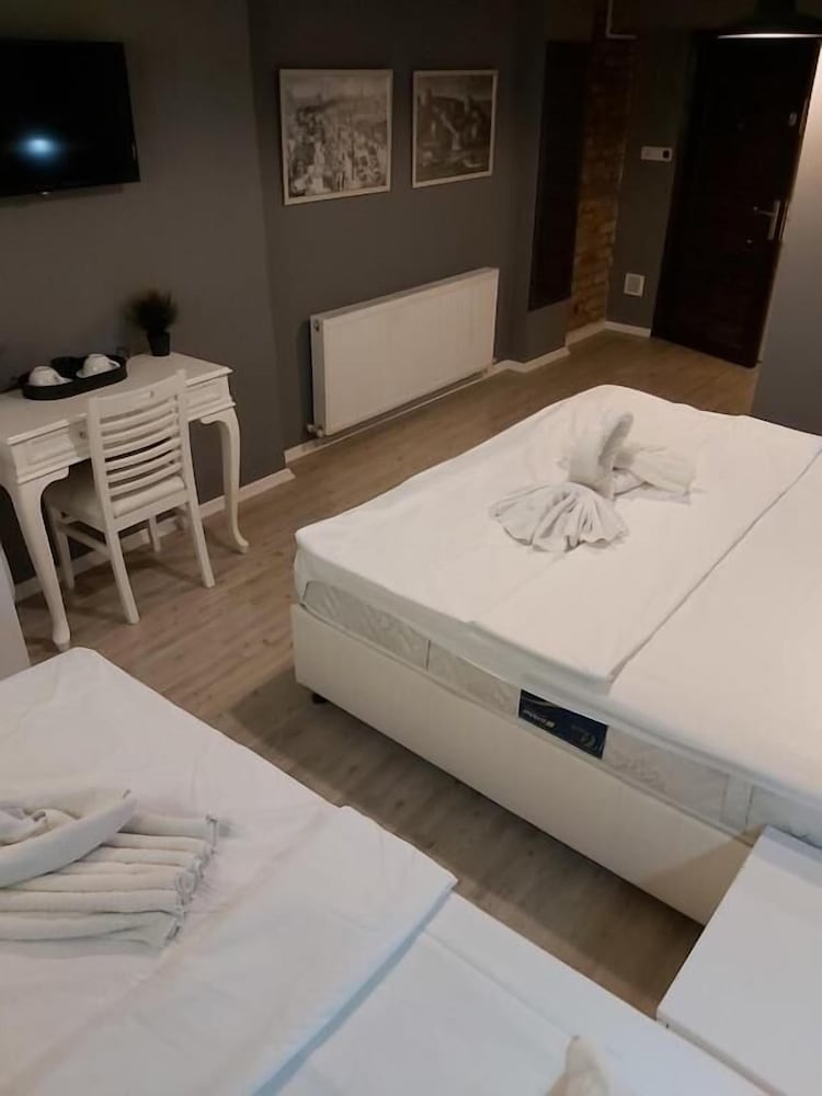 Economy Triple Room, 1 Bedroom, No Windows, Ground Floor photo 2