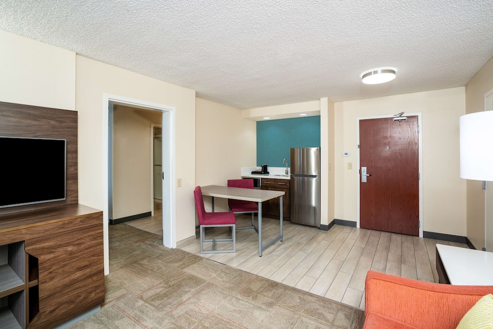 King, Suite, 1 King Bed, Non Smoking, Kitchen - Photo 3