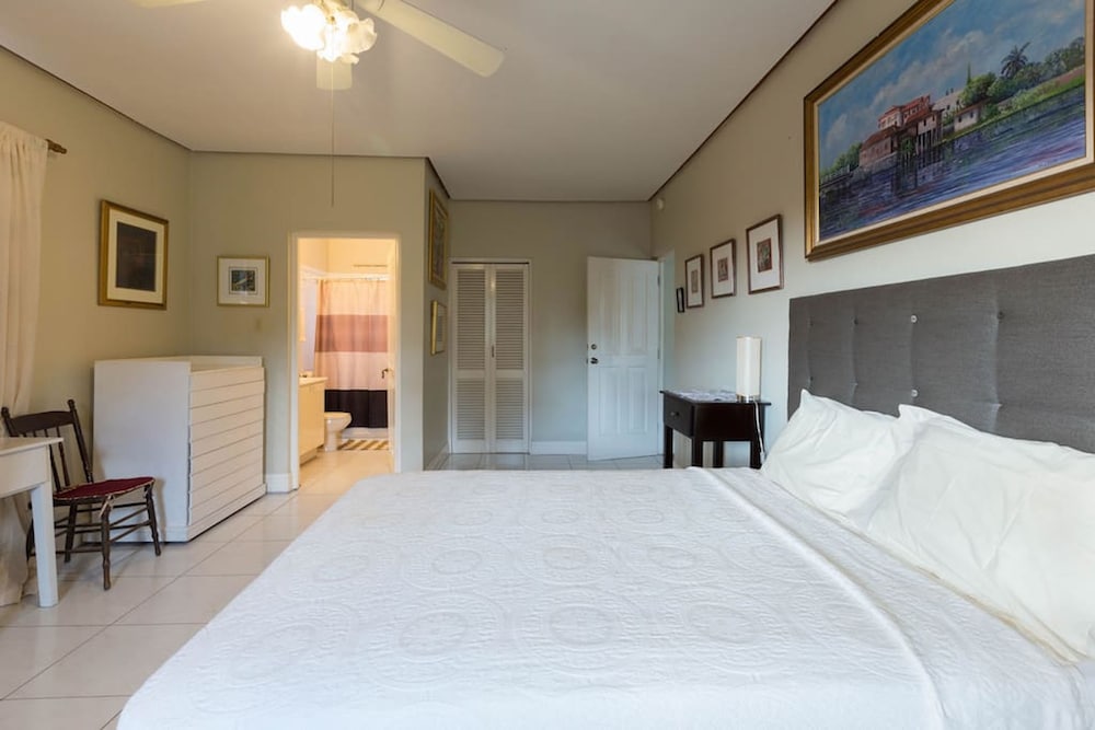 Comfort Room, 1 Queen Bed photo 3