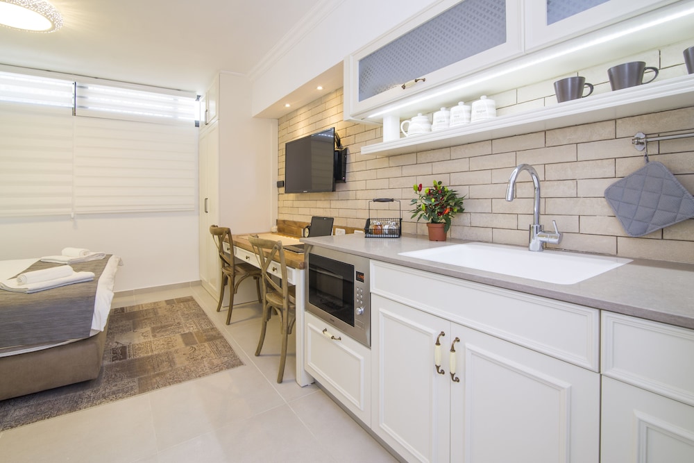 Luxury Studio, 1 Queen Bed, Kitchenette photo 3