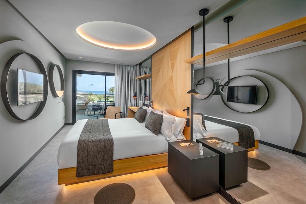 Deluxe Double Room, Balcony, Partial Ocean View