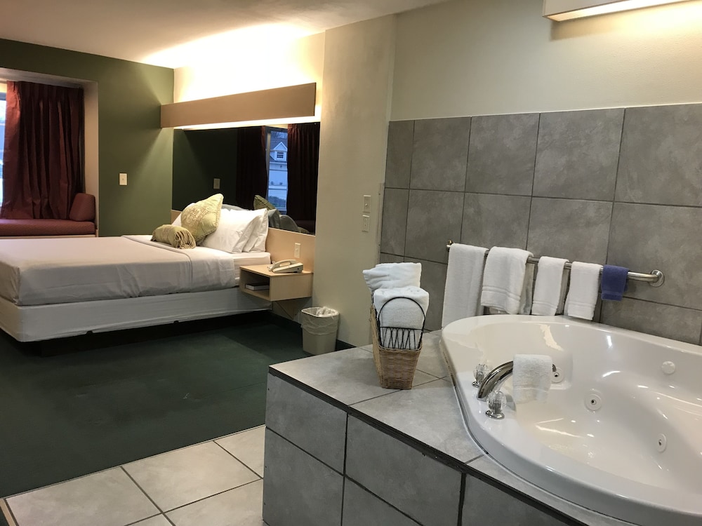 Romantic Jacuzzi room with hot tub photo 3