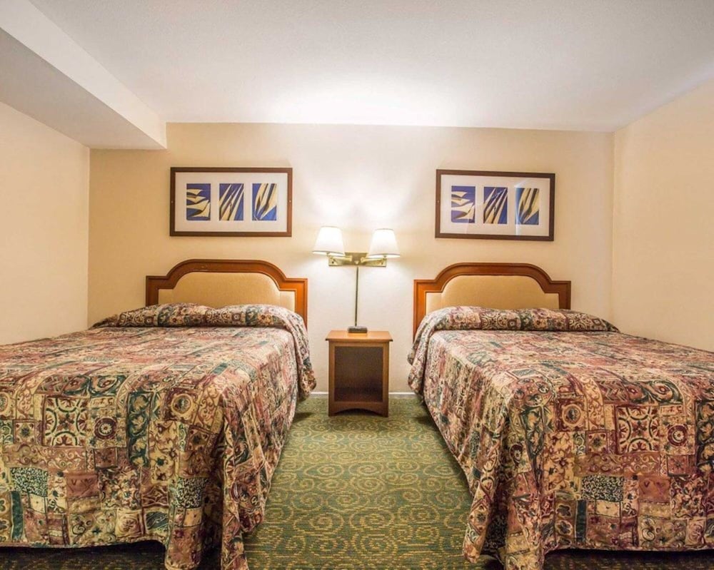 2 Queen Beds Non-Smoking photo 1