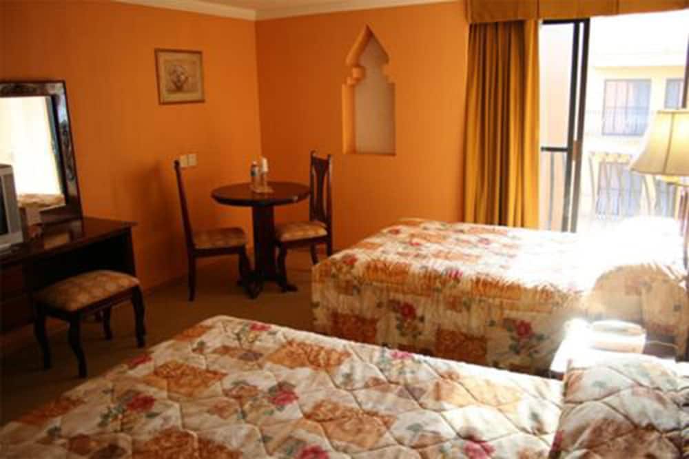 Standard Room, 1 King Bed photo 3