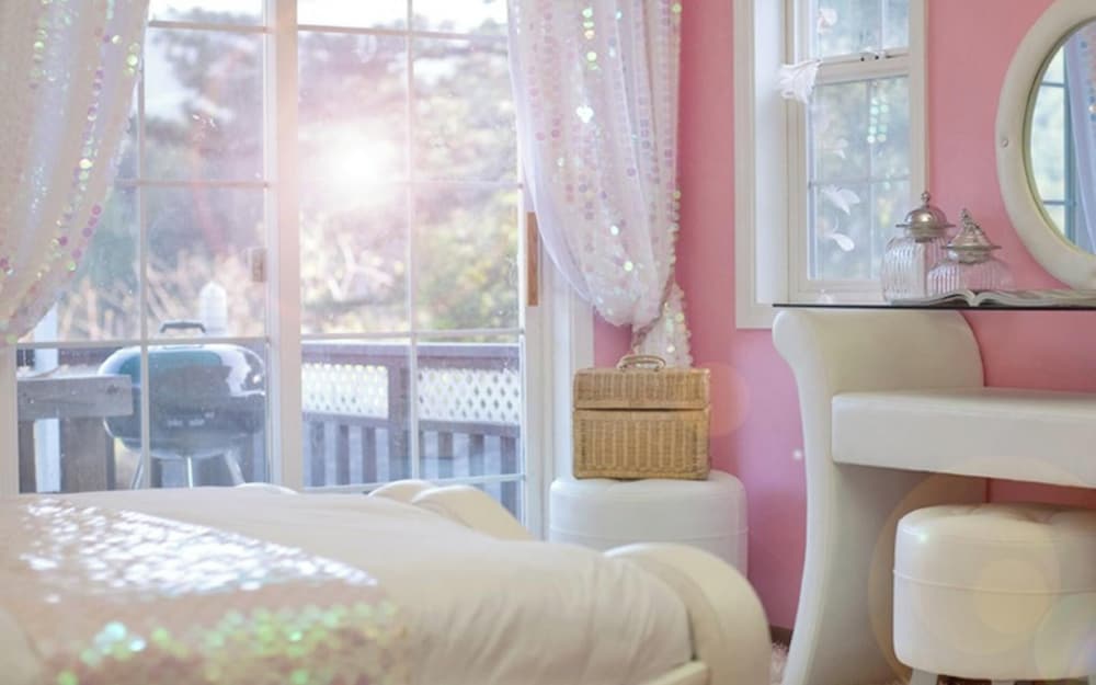 Room (Room 203 (Duplex Family Room))