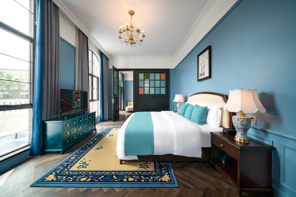 Premium Room, 1 King Bed with Sofa bed, Courtyard View photo 1