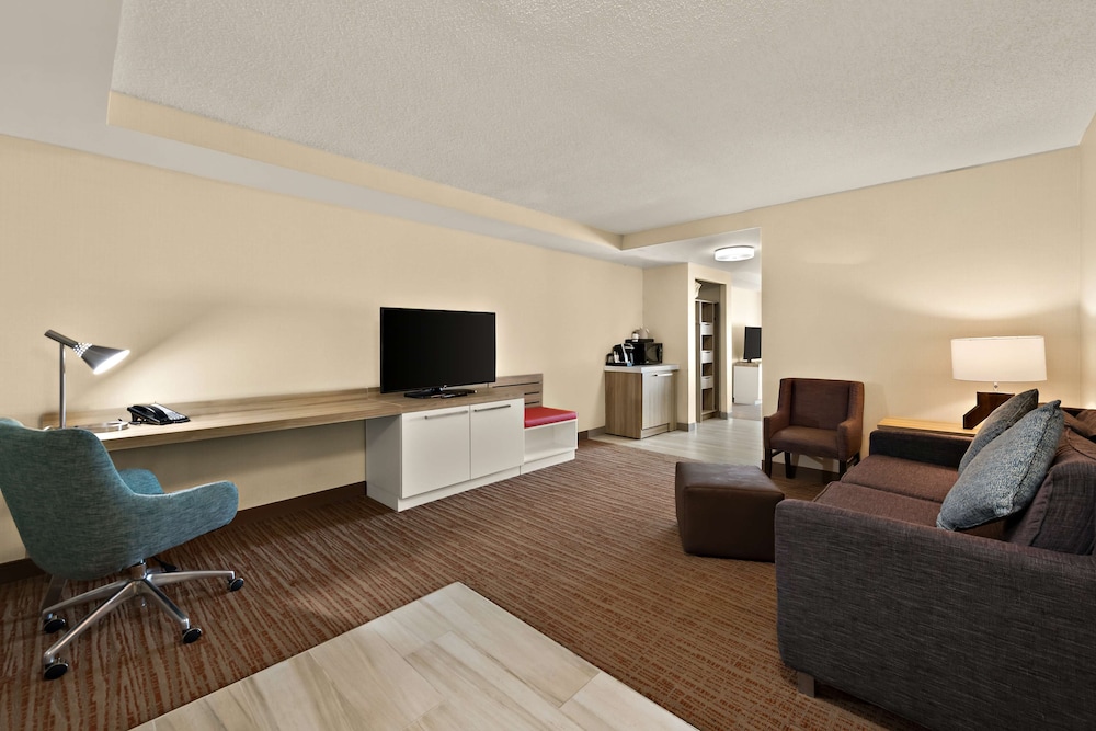 Suite, 1 King Bed (Shower) photo 1