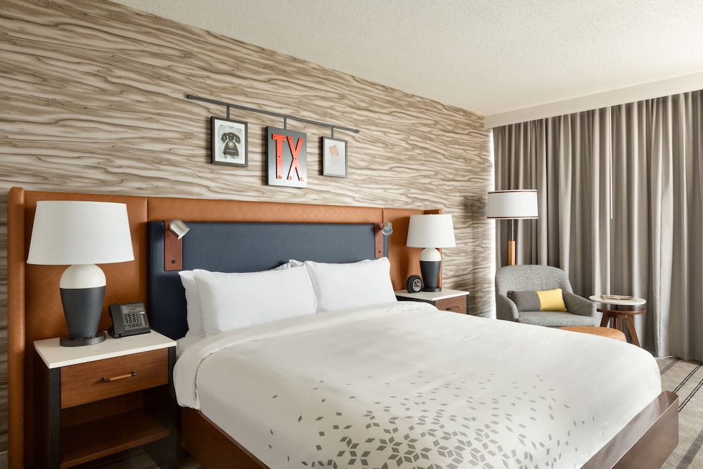 Junior Suite, 1 Bedroom (Mobility/Hearing Access, Roll-in Shwr) - Photo 1