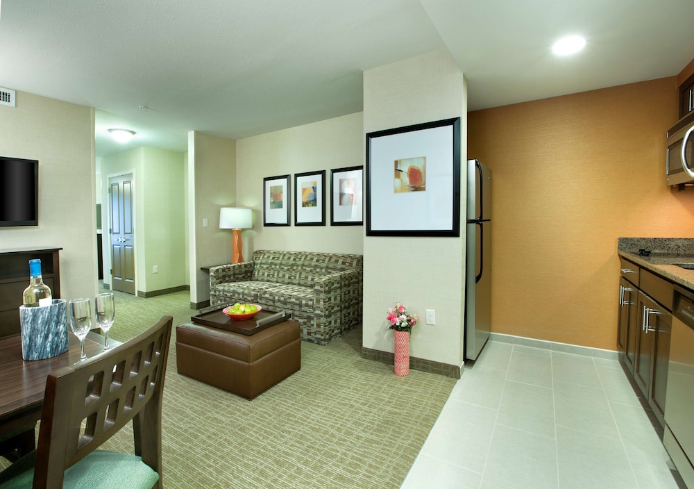 Studio, 1 King Bed, Accessible (Mobility & Hearing, Roll-in Shower) photo 1