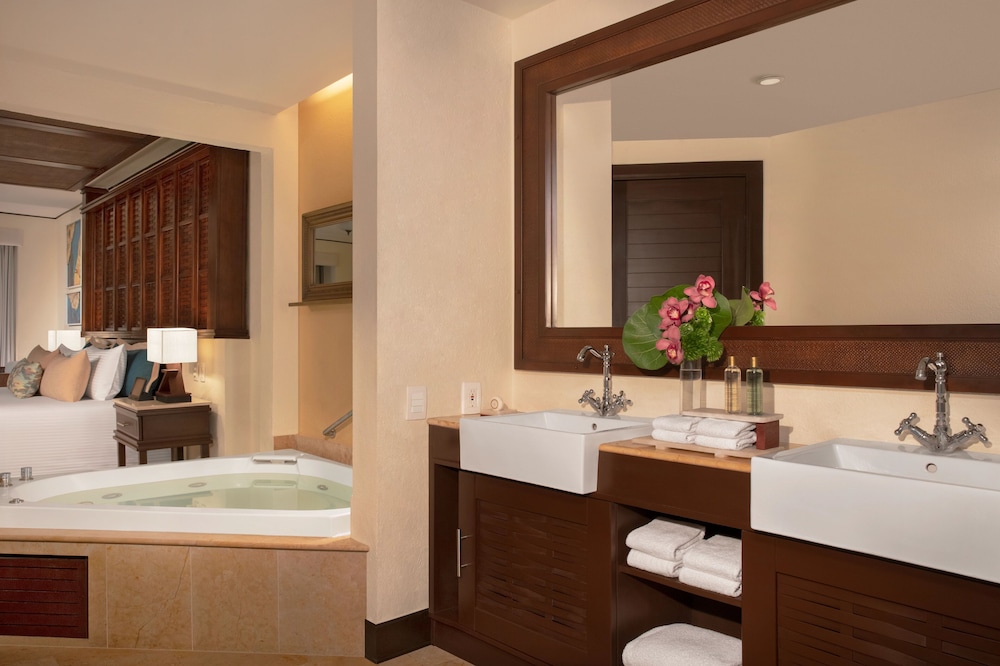 Preferred Club Ocean Front Honeymoon Suite - Photo 4
