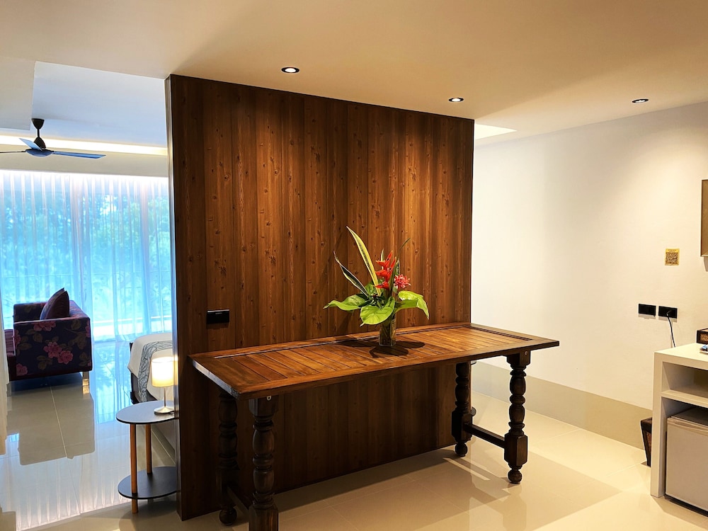 Executive Deluxe Room With Pool View - Photo 6