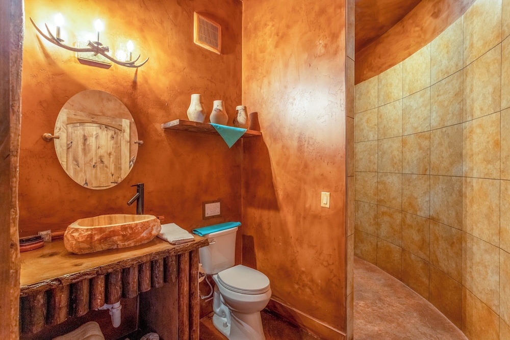 Luxury Bungalow, 1 King Bed with Sofa bed, Pets Allowed, Mountain View photo 2