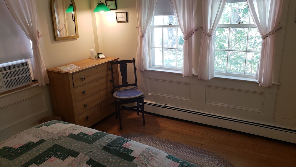 Room, 1 Queen Bed, Shared Bathroom (Room 5) photo 2