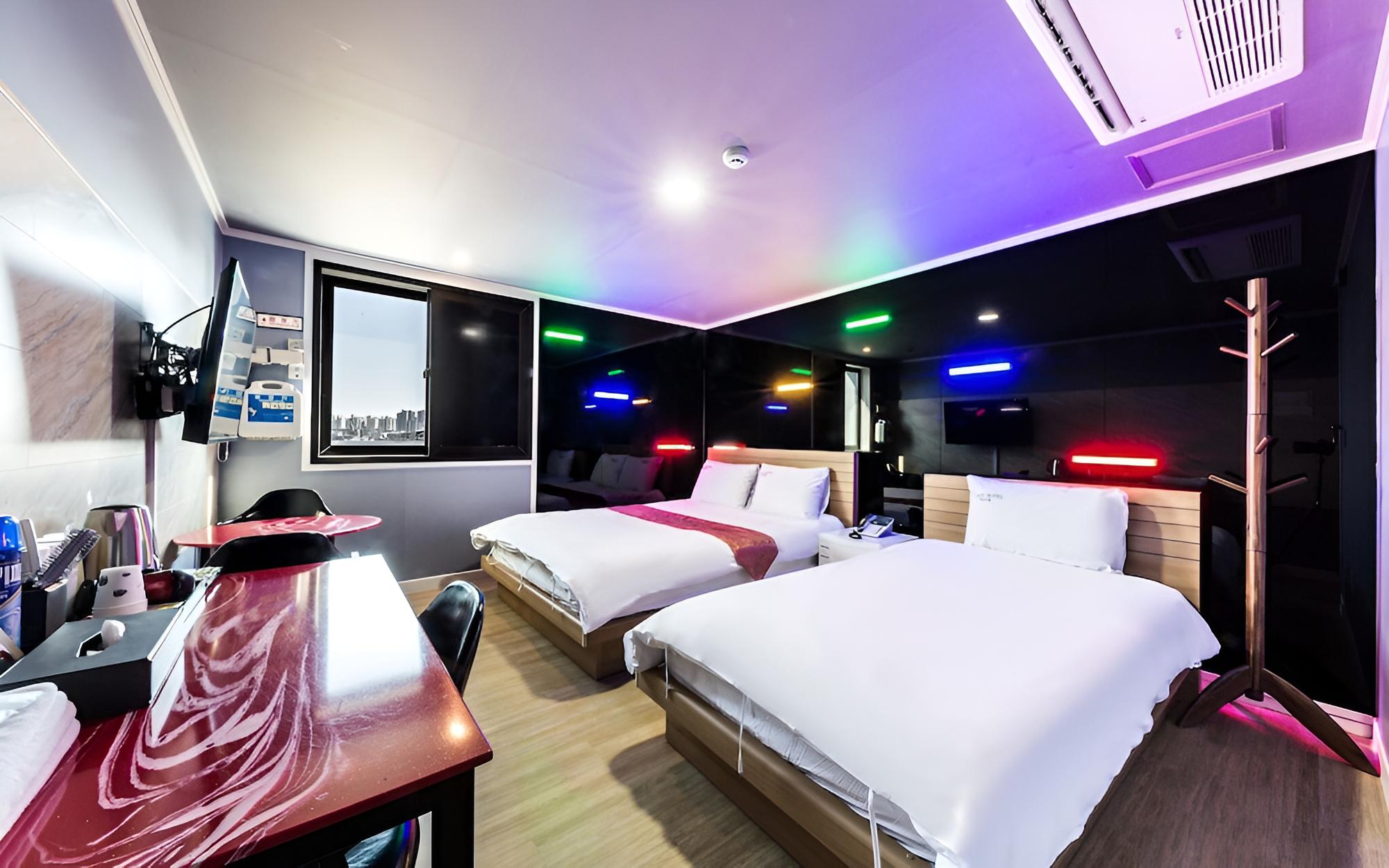 Room (Deluxe Twin (Double + Single)) - Photo 1